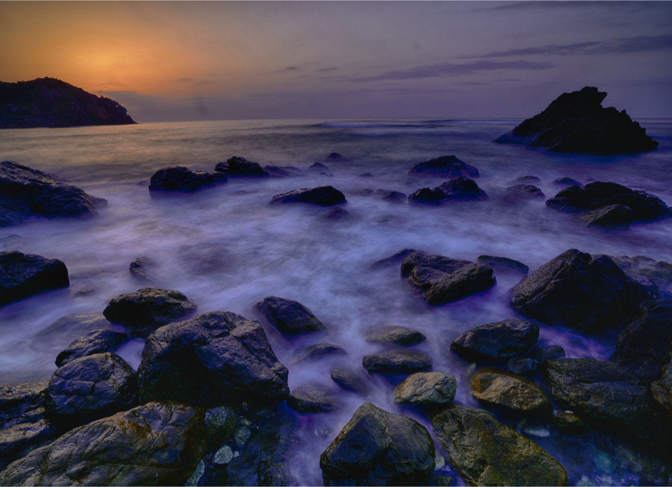 夜明けの海